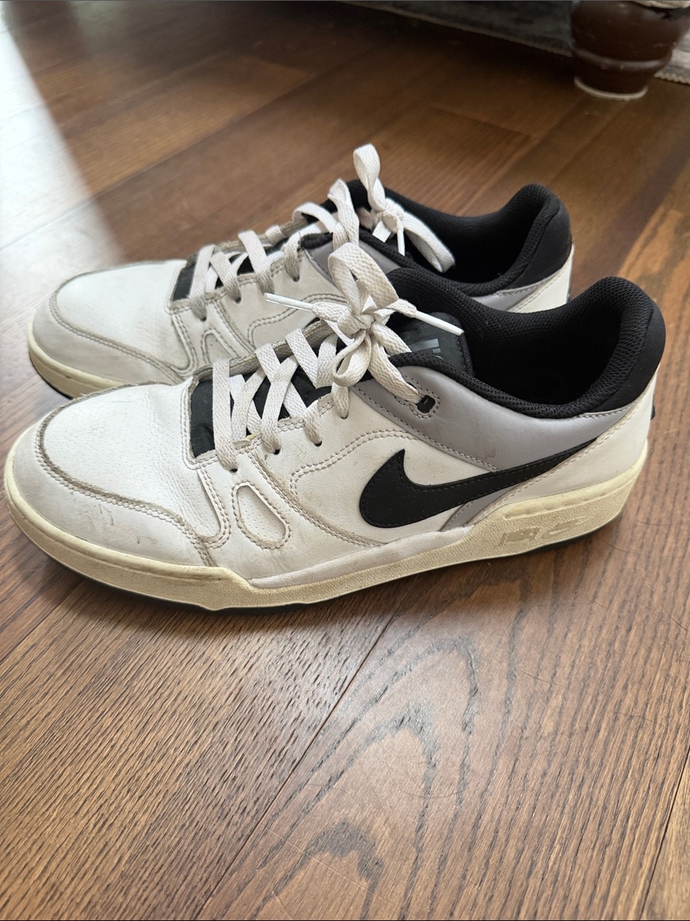 Nike Men’s White and Black Low-Top Sneakers